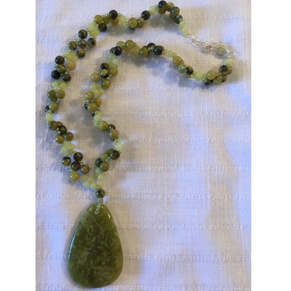 Natural stone necklace in shades of green - Picture 3 of 3